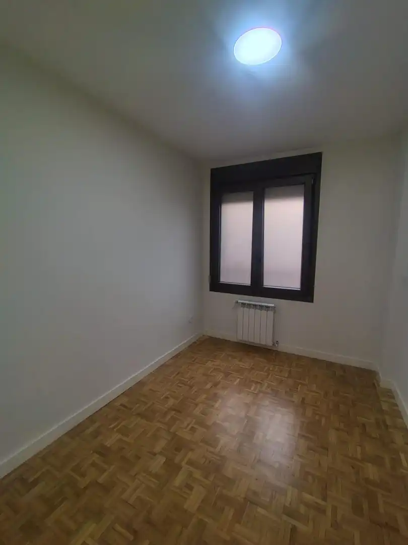 Bedroom of Flat for rent in Valladolid  with Air Conditioner, Heating and Parquet flooring