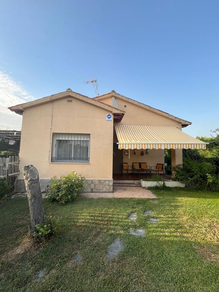 Vista exterior de Casa o xalet en venda en Barajas de Melo amb Aire condicionat, Calefacció i Jardí privat