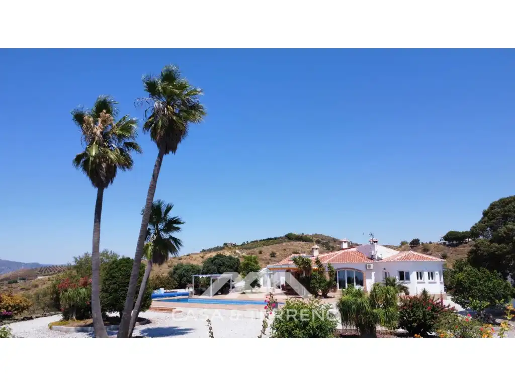 Vista exterior de Casa o xalet en venda en Vélez-Málaga amb Aire condicionat, Jardí privat i Terrassa