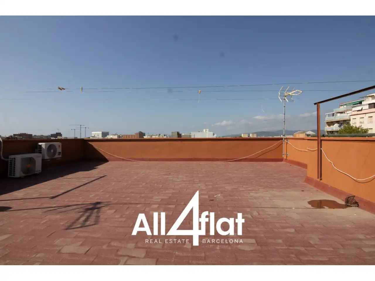 Exterior view of Flat for rent in Esplugues de Llobregat  with Air Conditioner, Heating and Parquet flooring
