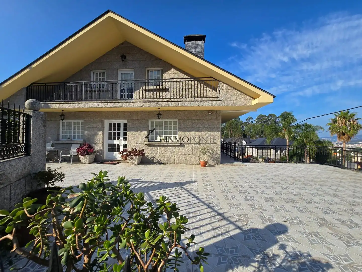 Vista exterior de Casa o xalet en venda en Pontevedra Capital  amb Calefacció, Jardí privat i Terrassa