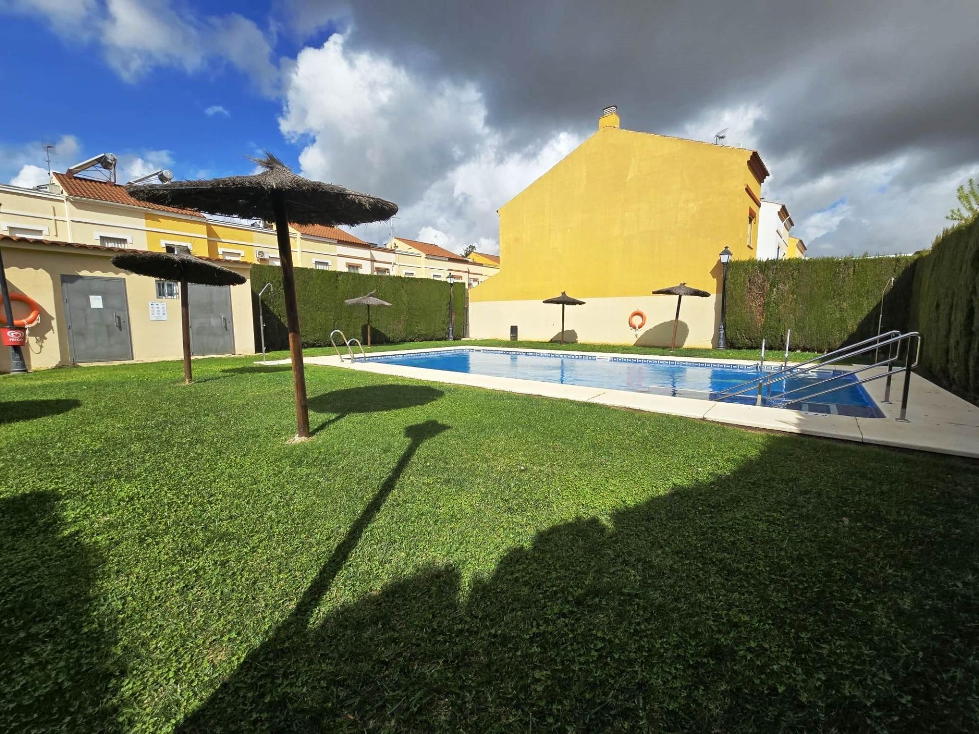 Vista exterior de Casa adosada en venda en Bormujos amb Aire condicionat, Jardí privat i Traster