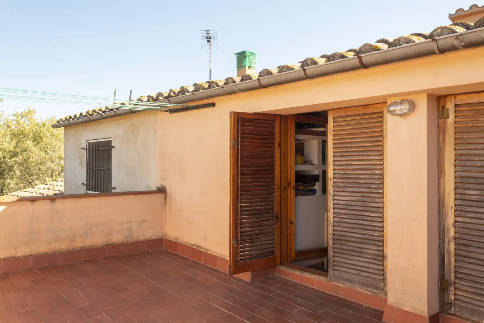 Vista exterior de Finca rústica en venda en Cabanelles amb Calefacció, Terrassa i Moblat