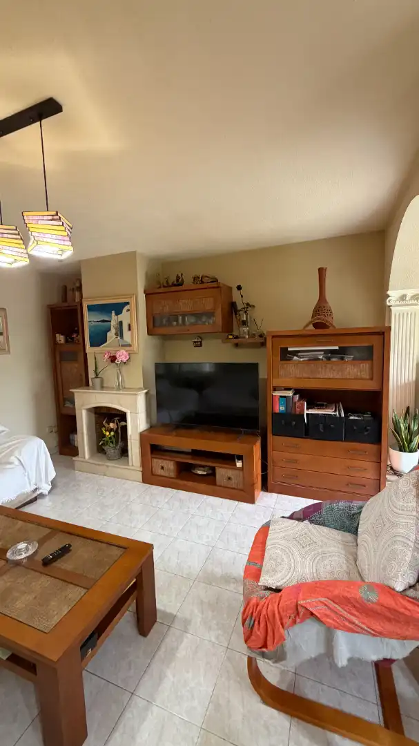 Sala d'estar de Casa adosada en venda en Torres de la Alameda amb Aire condicionat, Calefacció i Jardí privat
