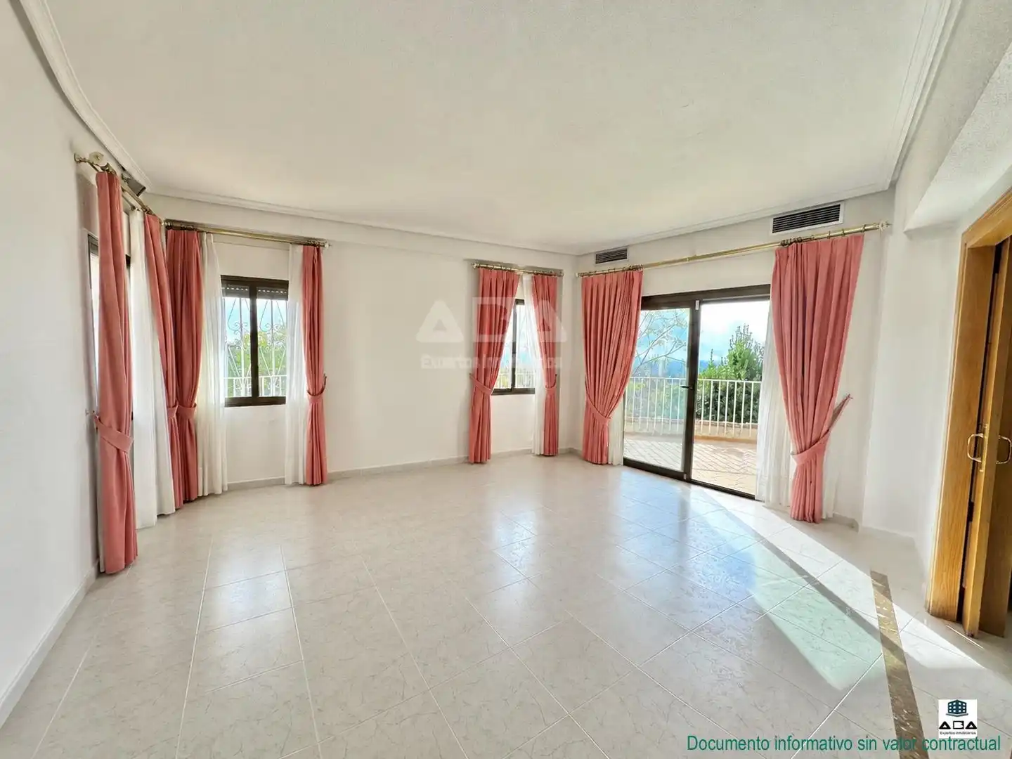 Sala de estar de Casa o chalet en venta en Poyales del Hoyo con Aire acondicionado, Calefacción y Jardín privado