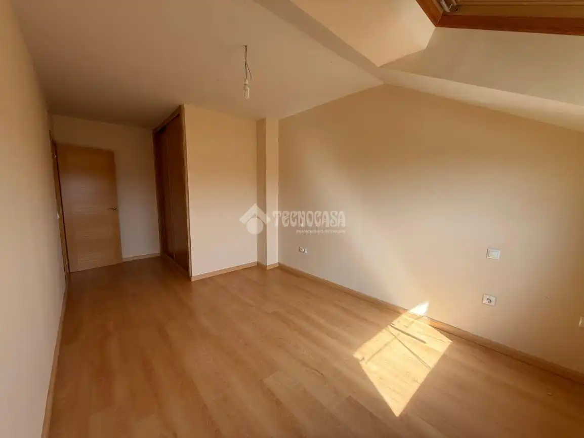 Habitación de Ático en venta en Villanubla con Calefacción, Parquet y Terraza