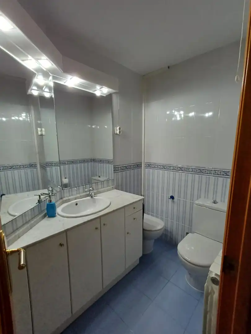 Badezimmer von Einfamilien-Reihenhaus zum Verkauf in Castellbisbal mit Klimaanlage, Heizung und Privatgarten