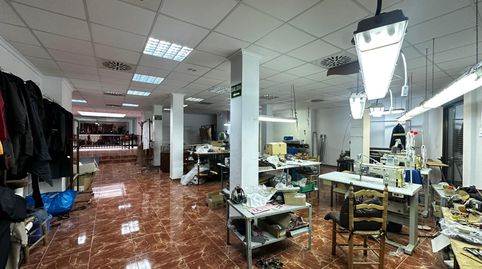 EDIFICIO DE DOS PLANTAS CON MULTIPLES POSIBILIDADES