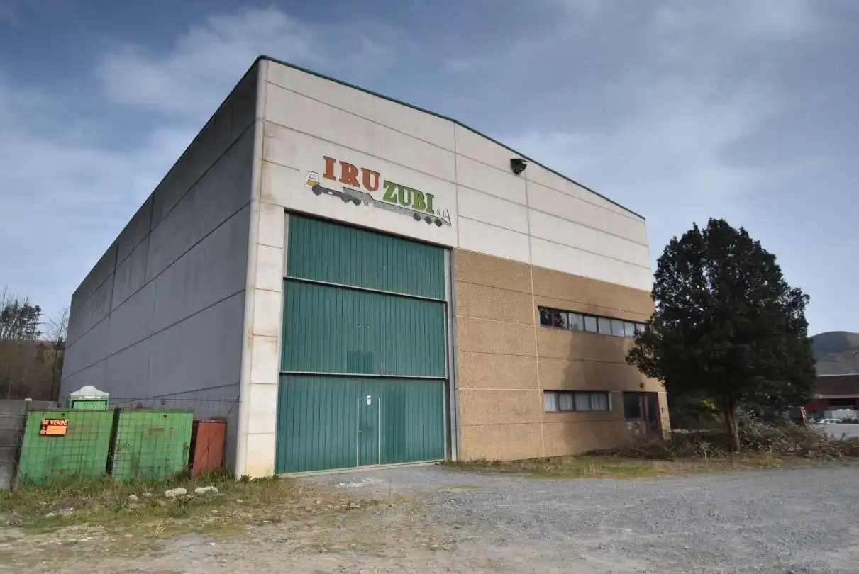 Außenansicht von Fabrikhallen zum Verkauf in Etxebarria 