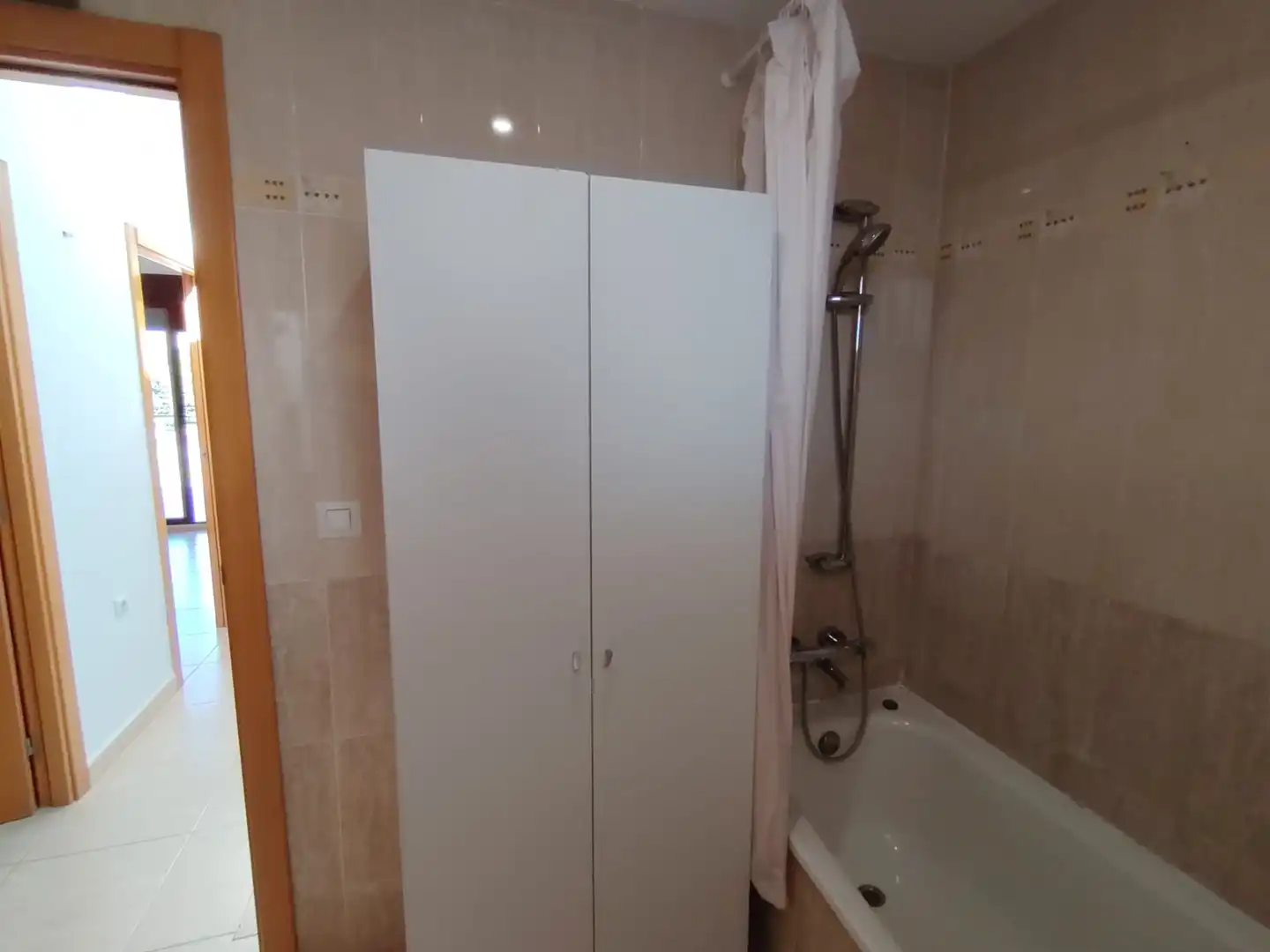 Badezimmer von Einfamilien-Reihenhaus zum Verkauf in Oropesa del Mar / Orpesa mit Terrasse, Abstellraum und Ofen