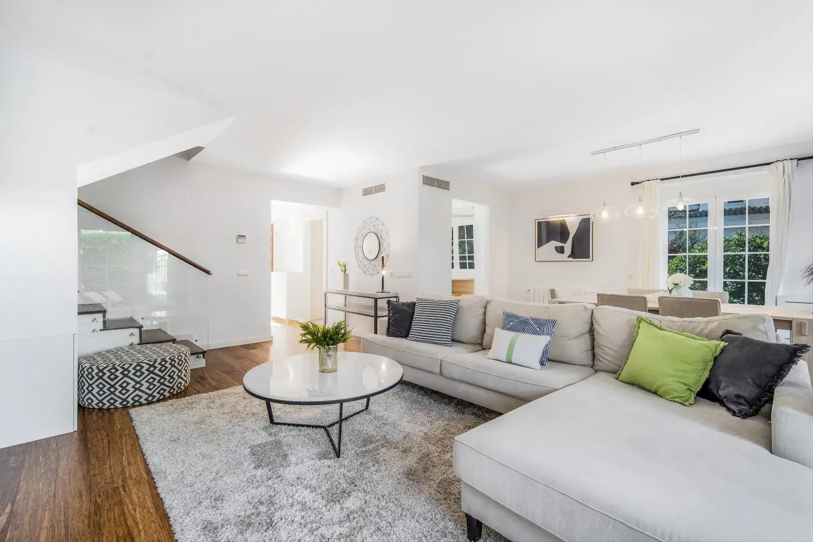 Sala d'estar de Casa adosada en venda en Marbella amb Aire condicionat, Jardí privat i Terrassa
