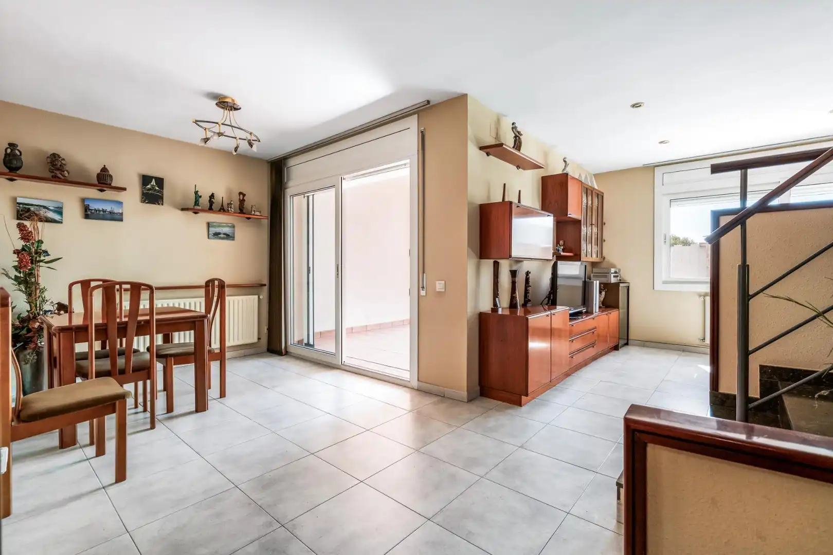 Sala d'estar de Casa adosada en venda en Parets del Vallès amb Aire condicionat, Calefacció i Jardí privat