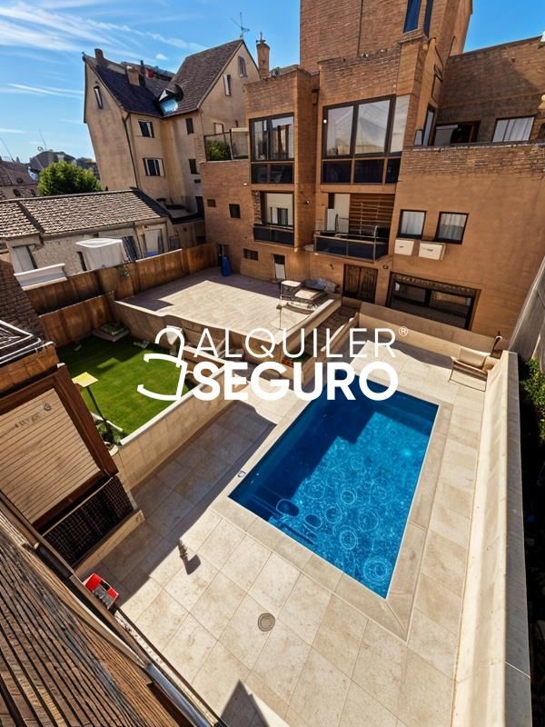 Swimming pool of Flat to rent in  Madrid Capital  with Heating, Terrace and Storage room