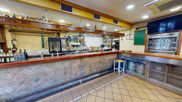 Local comercial en Alquiler en Salesiano Don Ubaldo en Triana Este