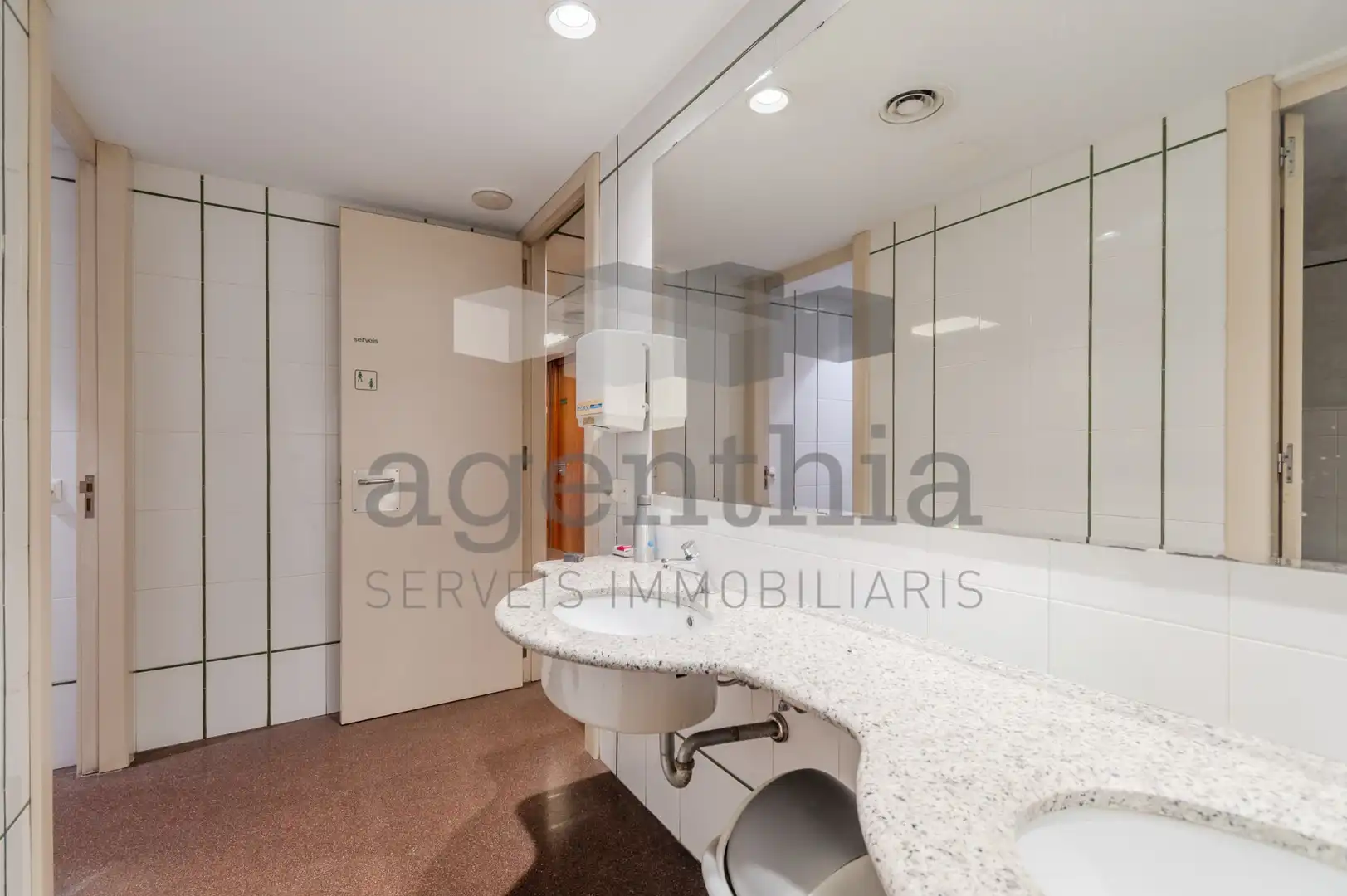 Badezimmer von Geschaftsraum zum Verkauf in Girona mit Klimaanlage