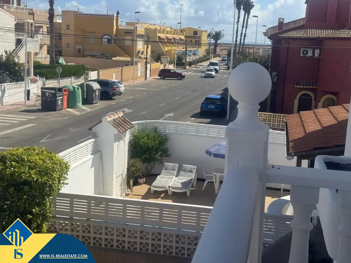 Vista exterior de Casa adosada en venda en Torrevieja amb Calefacció, Jardí privat i Terrassa