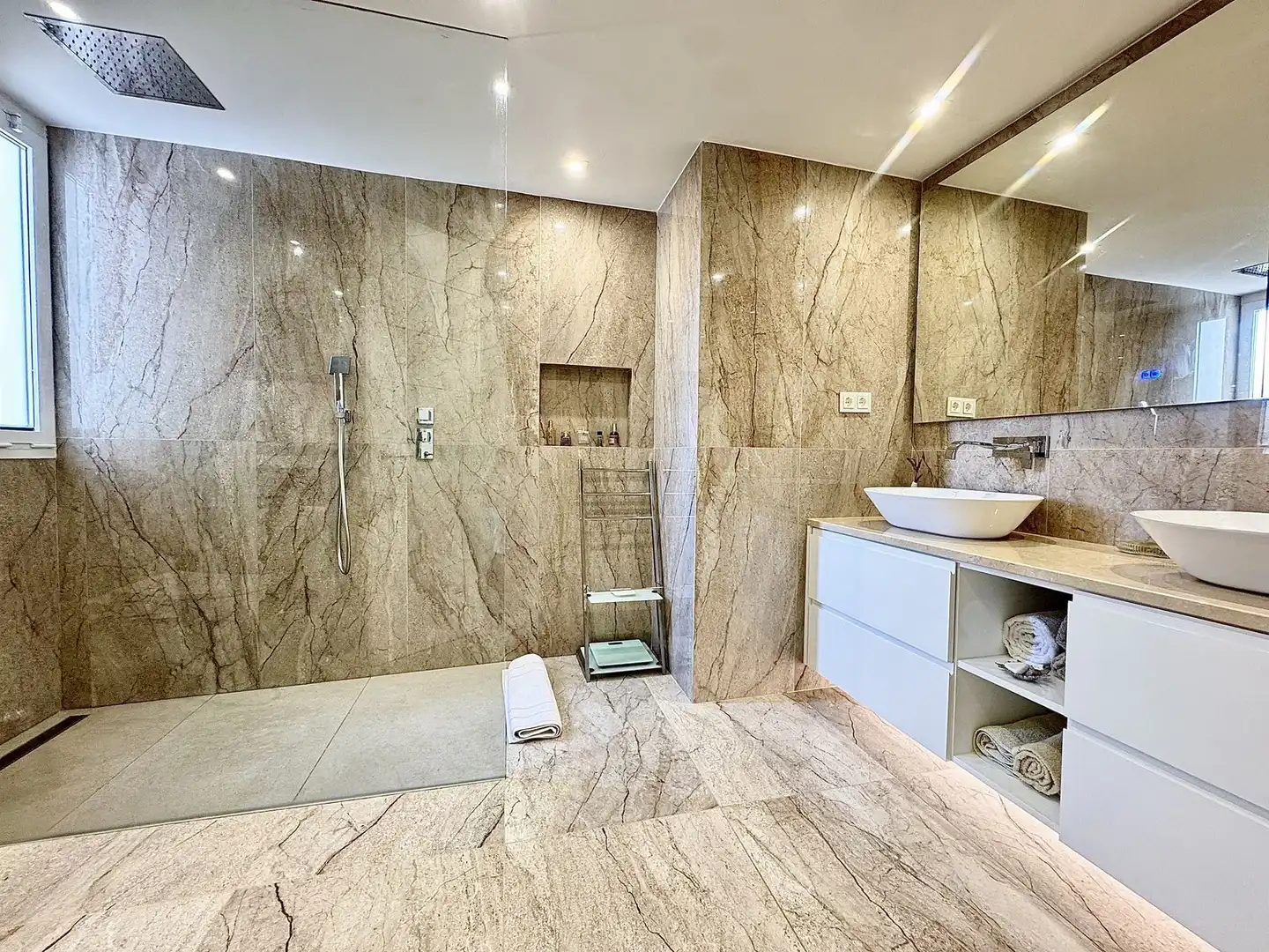 Bathroom of Flat for sale in Benahavís  with Air Conditioner, Terrace and Furnished