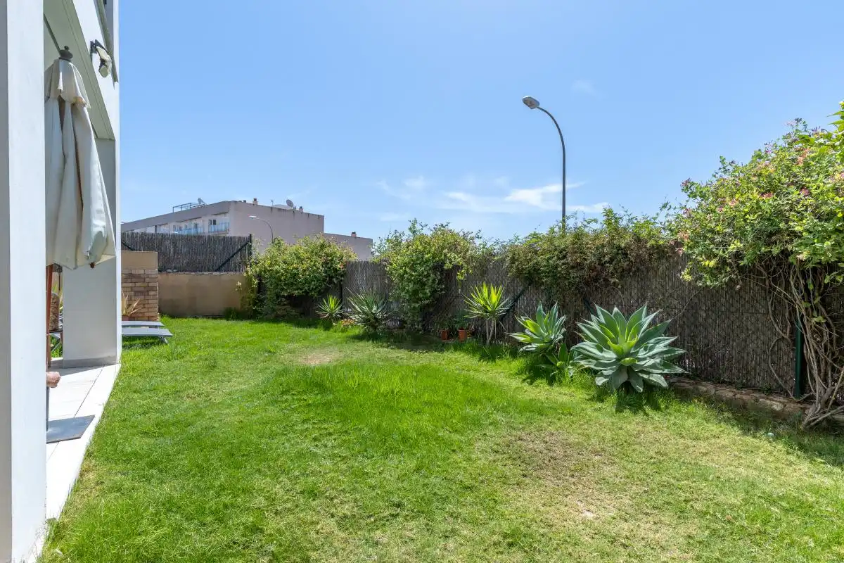 Garten von Erdgeschoss zum Verkauf in Santa Eulària des Riu mit Klimaanlage, Heizung und Schwimmbad