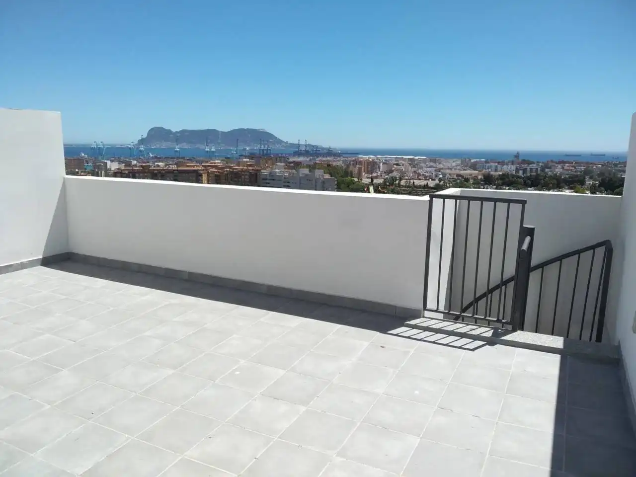 Terraza de Ático de alquiler en Algeciras con Terraza y Piscina comunitaria