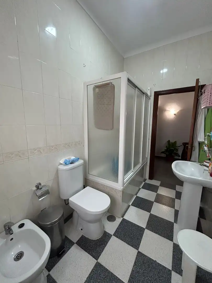 Baño de Piso en venta en Villaverde del Río con Aire acondicionado, Terraza y Trastero