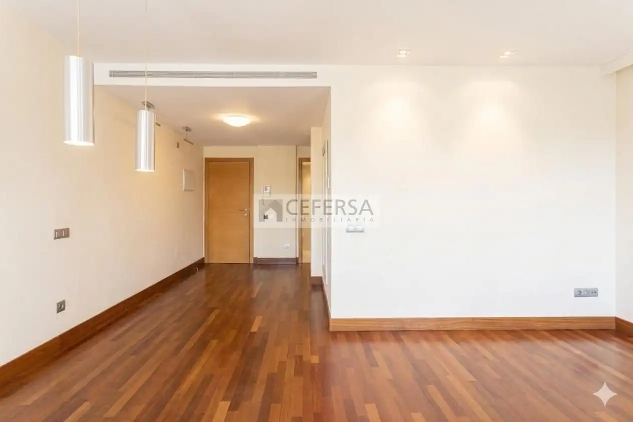 Wohnung zum Verkauf in Barcelona mit Klimaanlage, Parkett und Terrasse