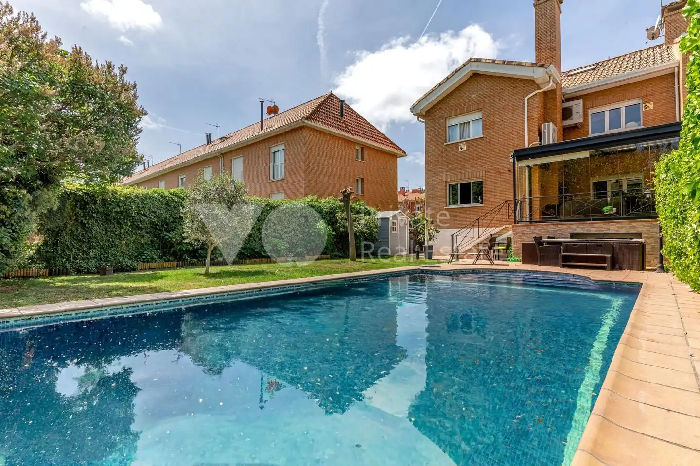 Piscina de Casa adosada en venta en Villanueva de la Cañada con Aire acondicionado, Calefacción y Jardín privado