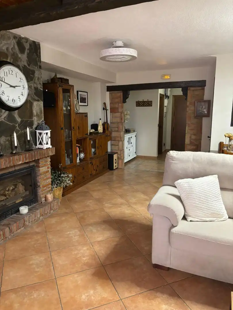 Sala d'estar de Casa adosada en venda en Alhaurín de la Torre amb Aire condicionat, Moblat i Piscina comunitària