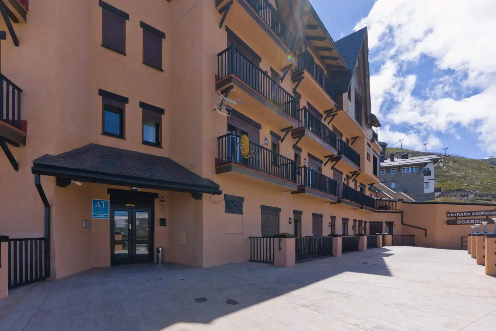 Vista exterior de Apartamento en venta en Sierra Nevada con Terraza, Trastero y Amueblado