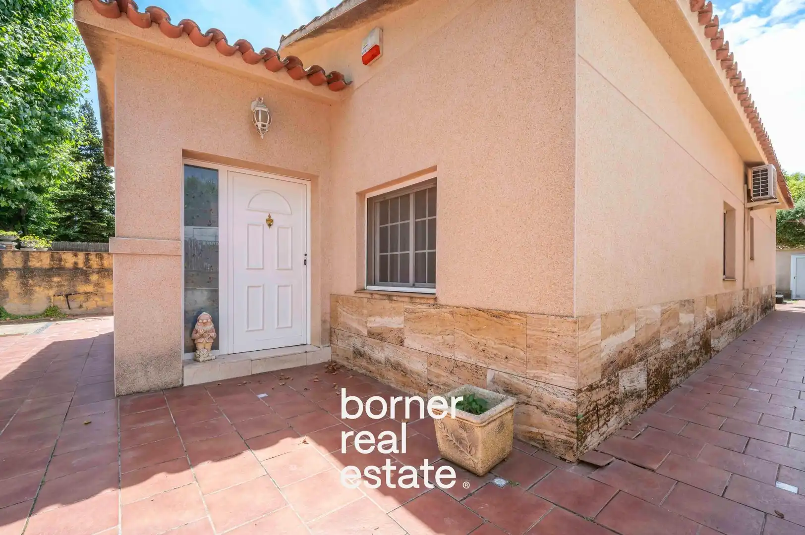 Vista exterior de Casa o xalet en venda en Sant Cugat del Vallès amb Aire condicionat, Calefacció i Jardí privat