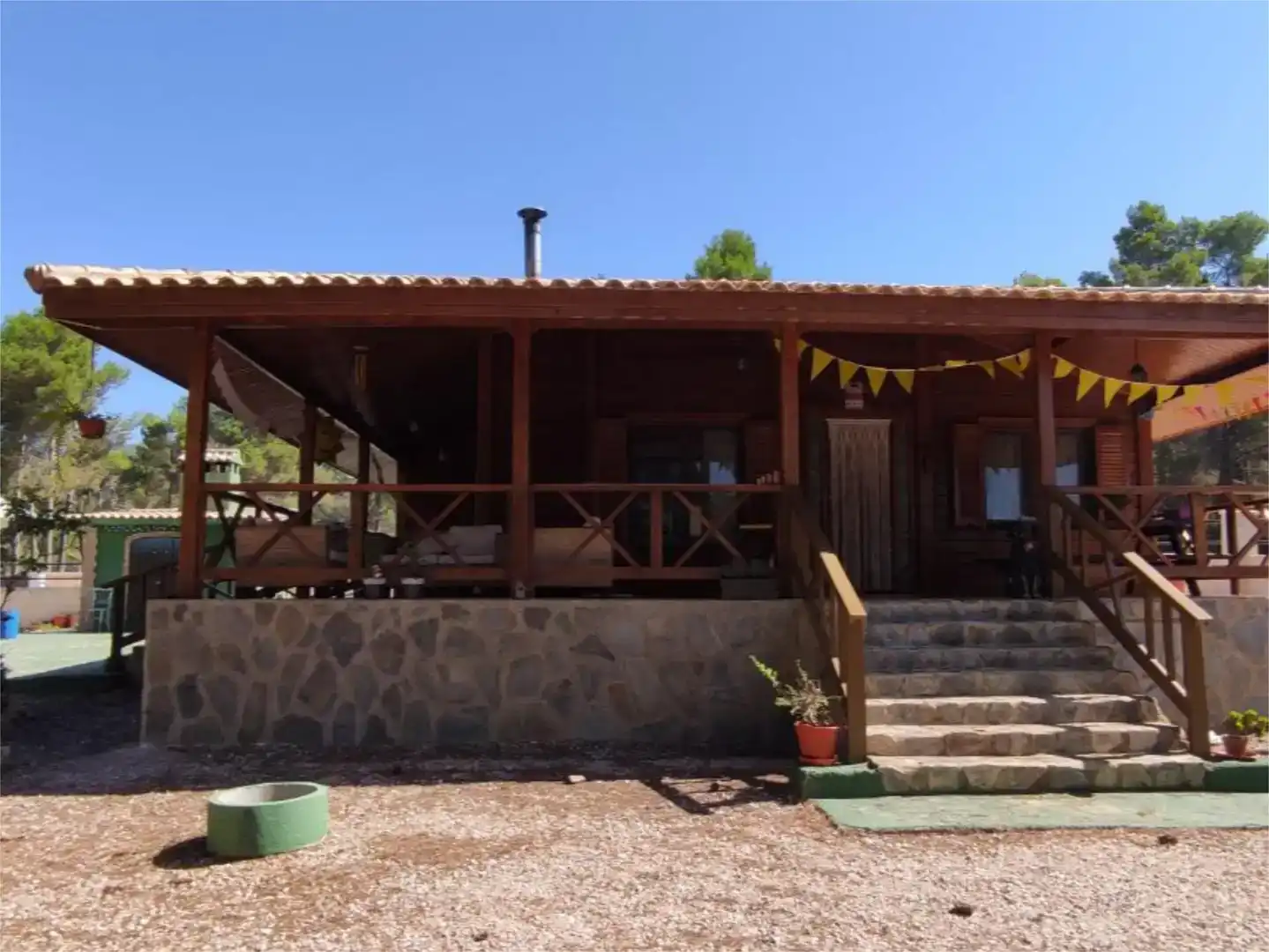Vista exterior de Casa o xalet en venda en Utiel amb Aire condicionat, Jardí privat i Traster