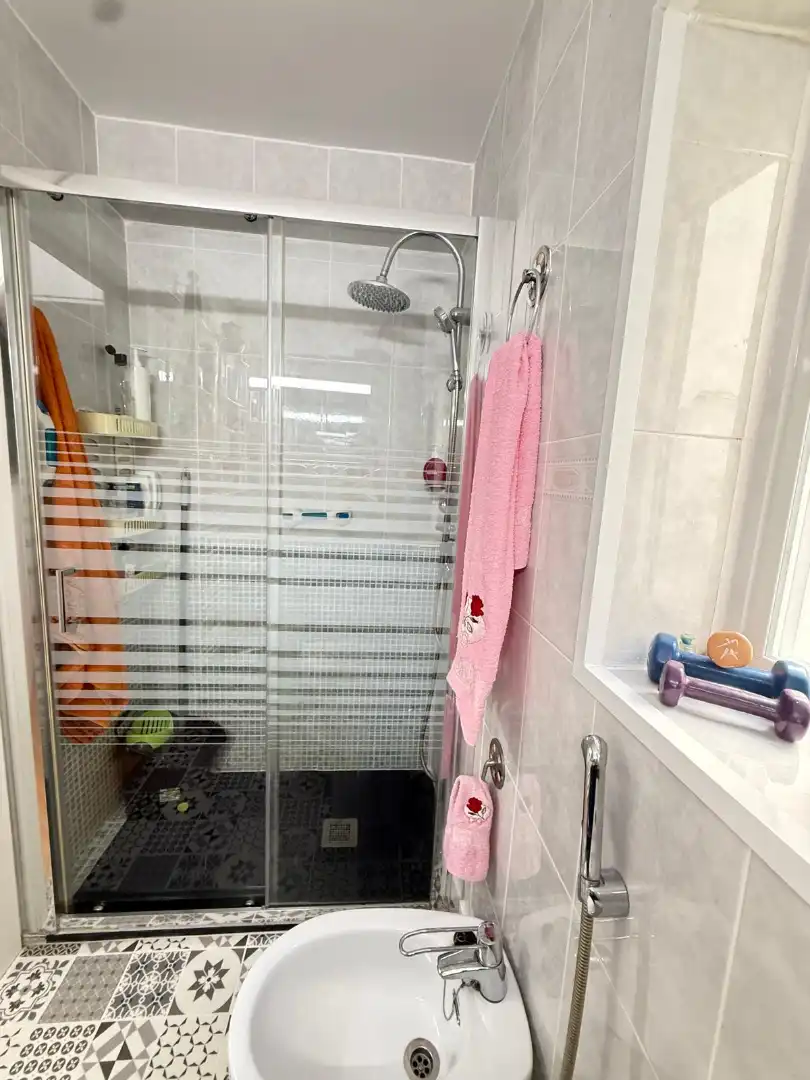 Bathroom of Flat for sale in Madrid  with Air Conditioner and Heating