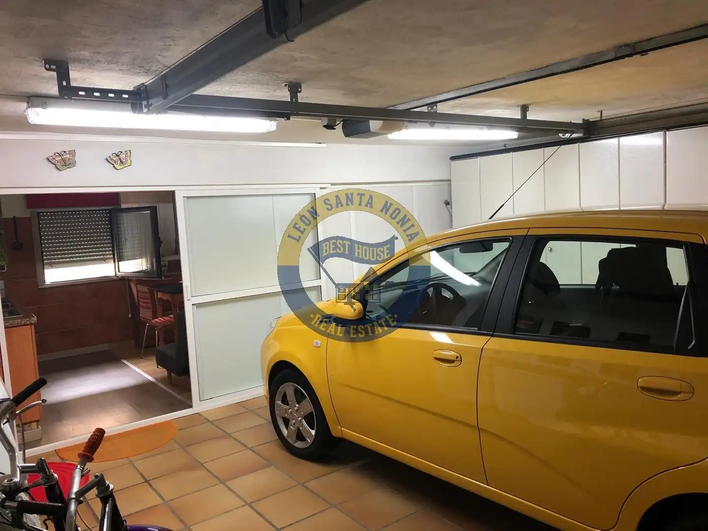 Vista exterior de Casa o xalet en venda en León Capital  amb Calefacció, Jardí privat i Moblat