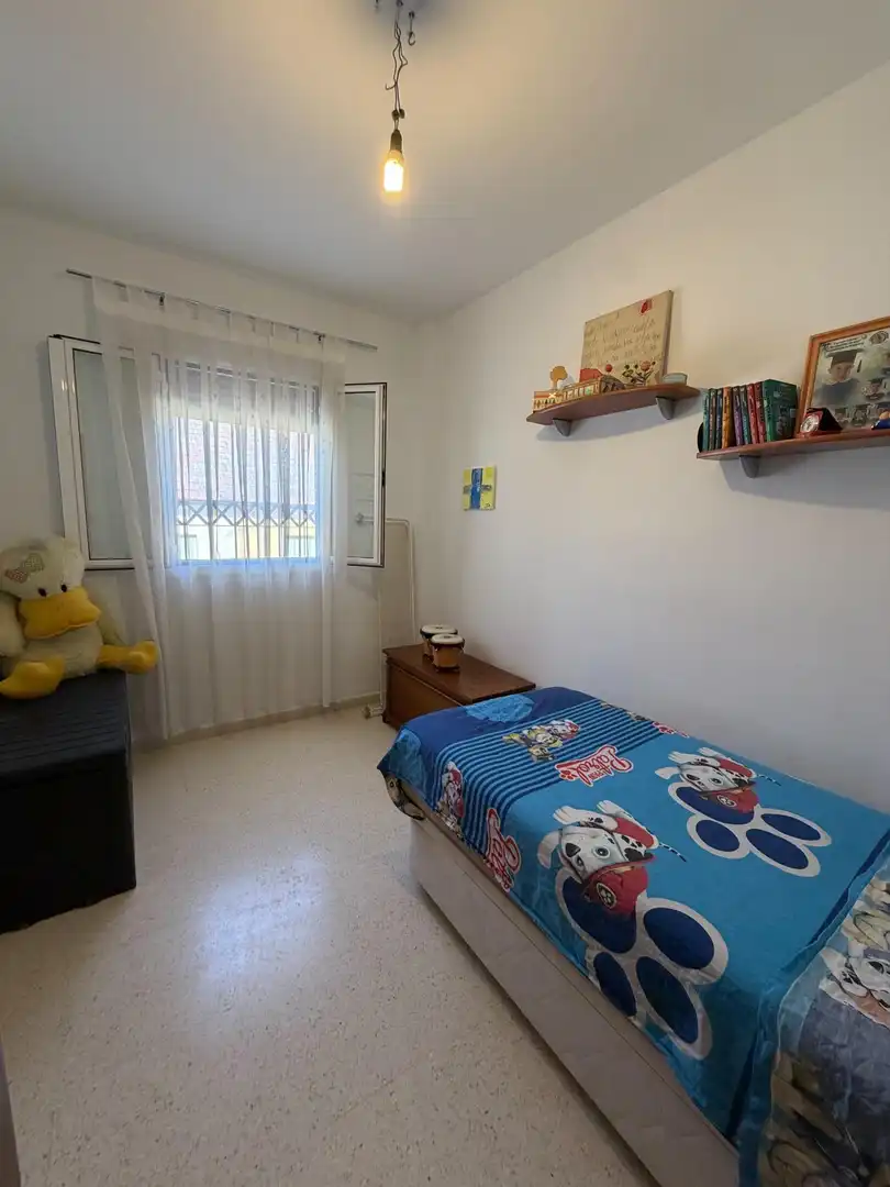 Dormitori de Casa adosada en venda en Bollullos de la Mitación amb Jardí privat