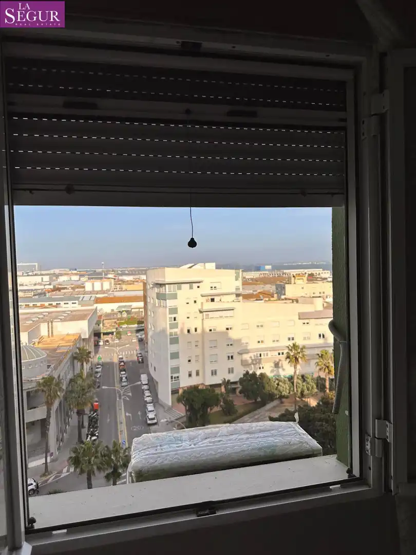 Vista exterior de Piso en venta en Cádiz con Calefacción