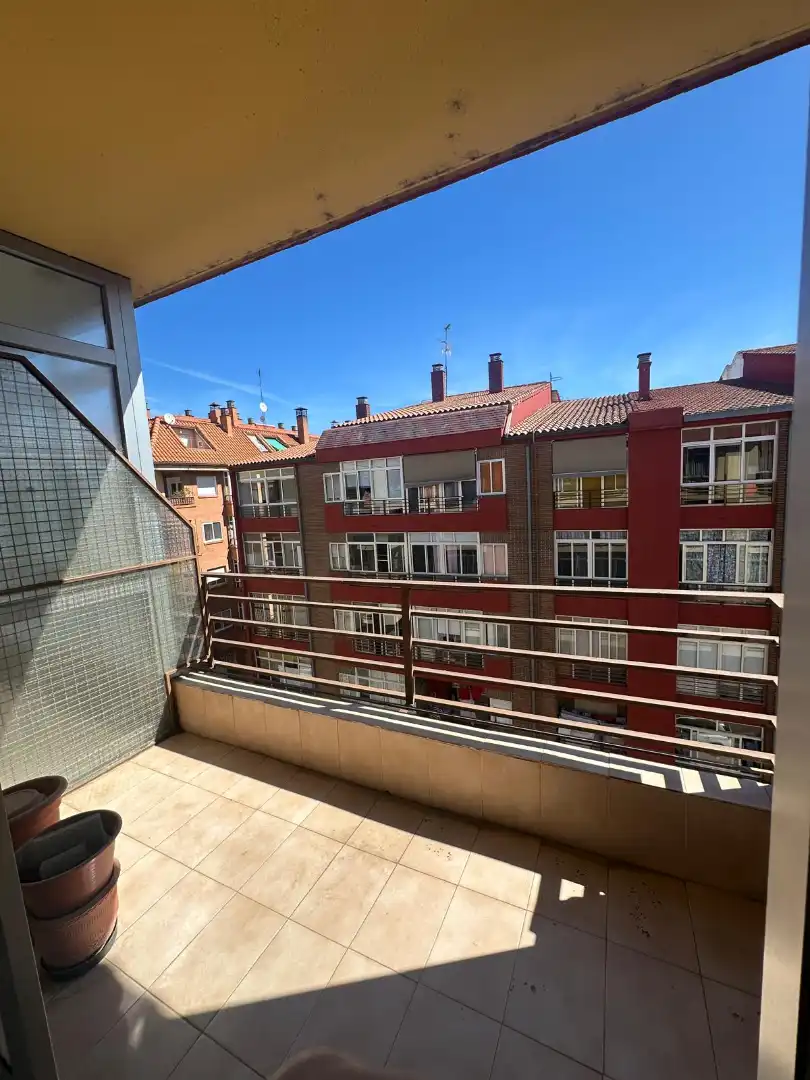 Vista exterior de Piso en venta en Benavente con Amueblado