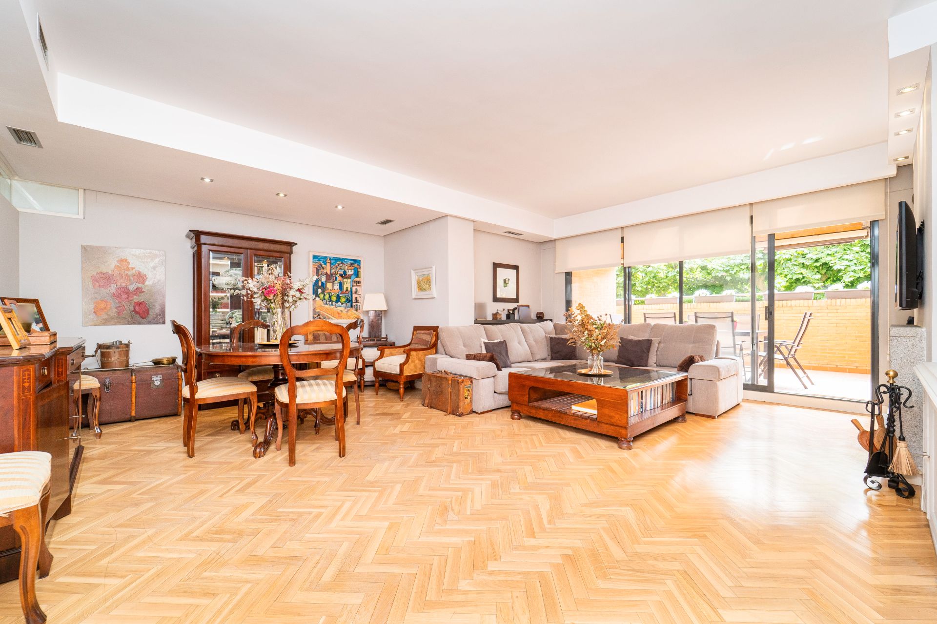 Living room of Flat for sale in Pozuelo de Alarcón  with Air Conditioner, Heating and Terrace