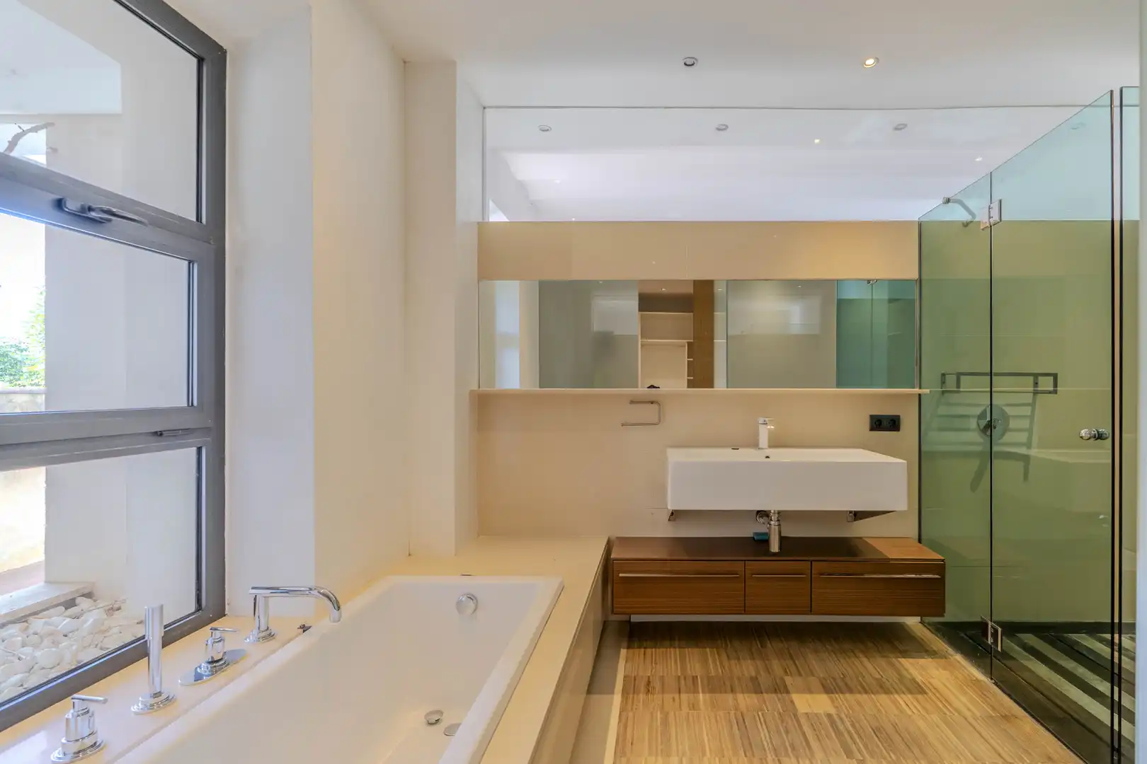 Badezimmer von Erdgeschoss zum Verkauf in  Palma de Mallorca mit Klimaanlage, Heizung und Privatgarten