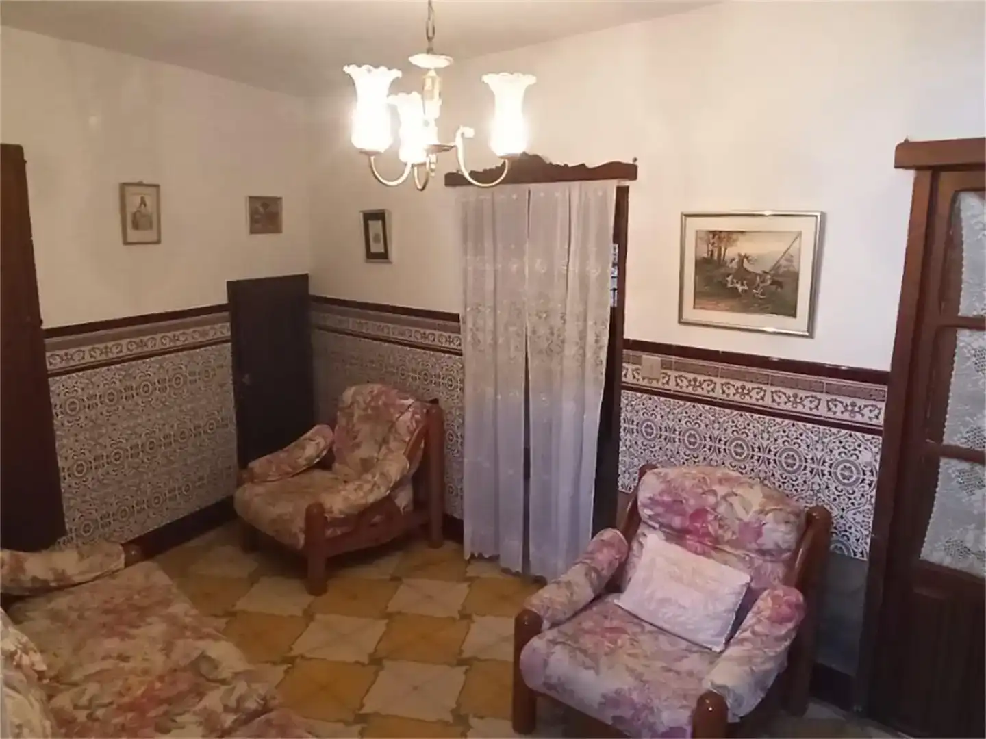Sala d'estar de Casa adosada en venda en Almoharín amb Moblat i Balcó