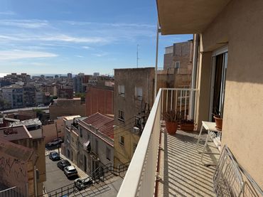 Pis amb balcó en venda a Carrer d'Àngel Guimerà 1