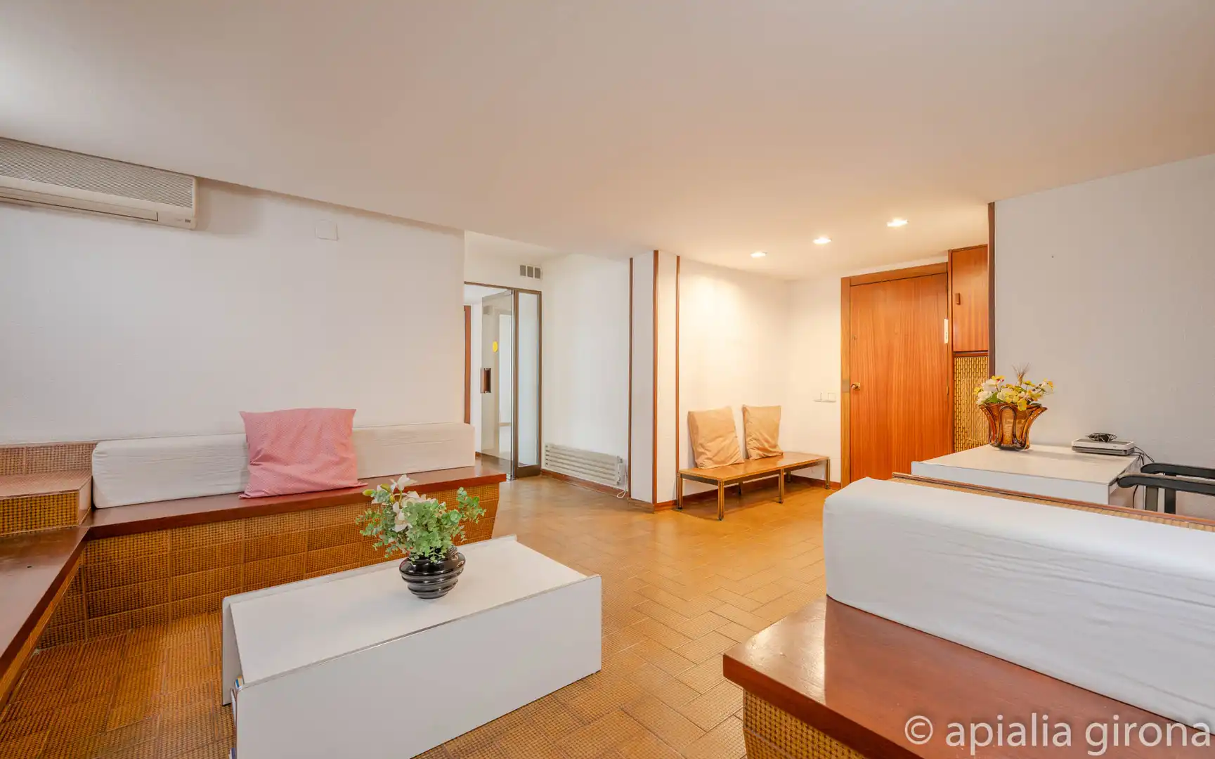 Wohnzimmer von Büro zum Verkauf in Girona mit Klimaanlage, Heizung und Möbliert