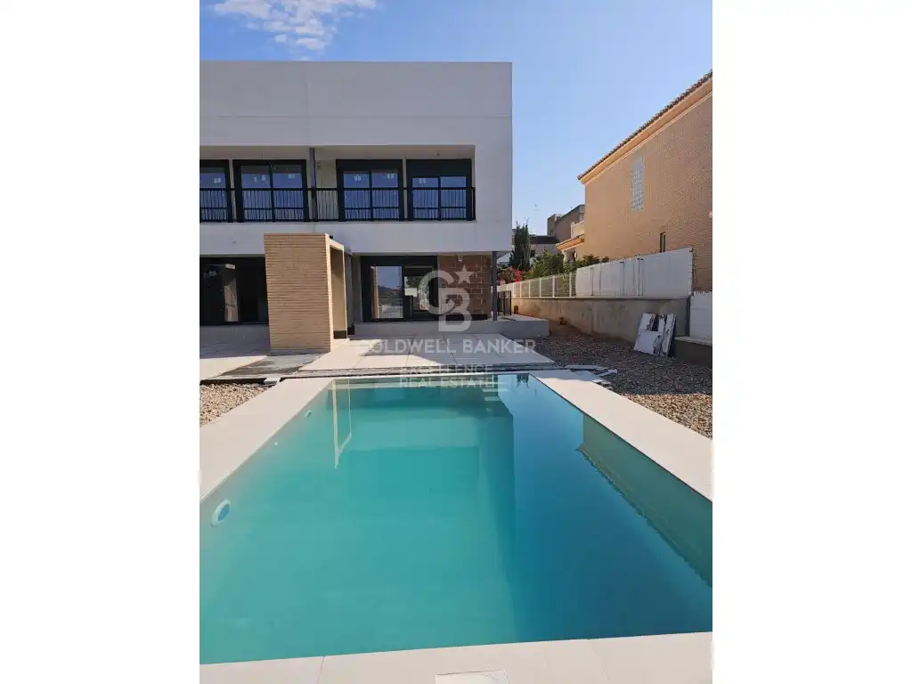 Vista exterior de Casa adosada en venda en Benissanó amb Piscina