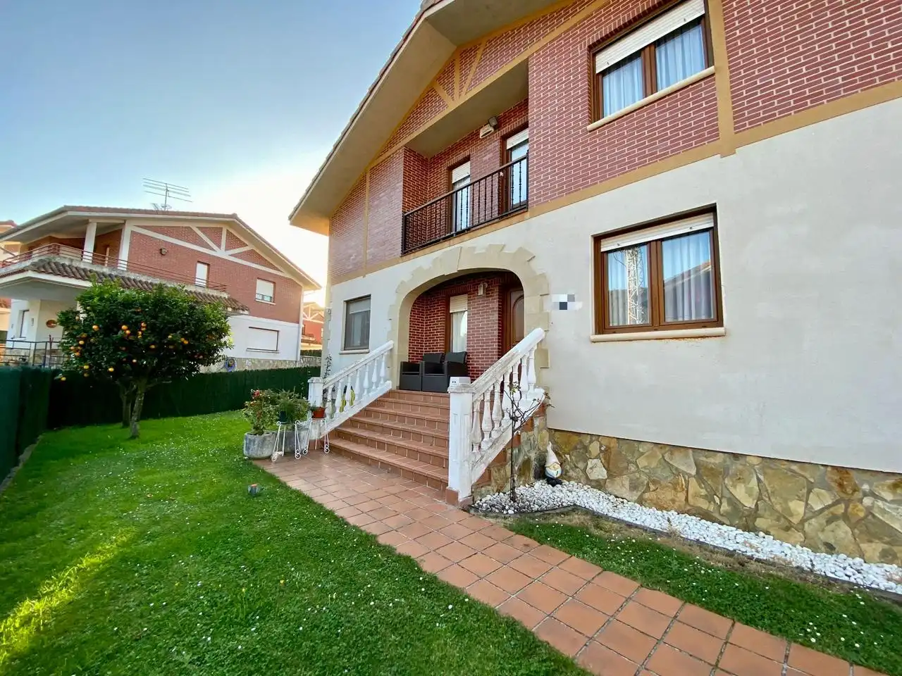 Vista exterior de Casa o chalet en venta en Castro-Urdiales con Calefacción, Jardín privado y Terraza