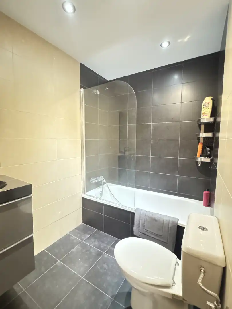 Baño de Ático en venta en Avilés con Calefacción, Parquet y Terraza