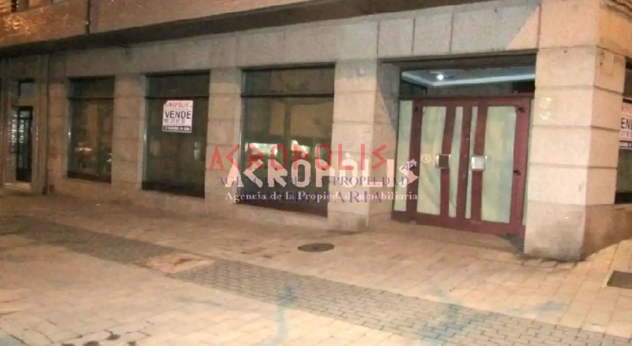 Locale commerciale in vendita a Avenida de Ponferrada