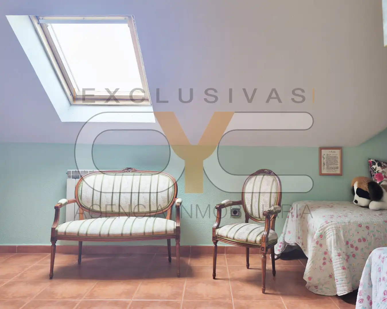 Sala de estar de Casa adosada en venta en Serranillos del Valle con Aire acondicionado, Calefacción y Jardín privado