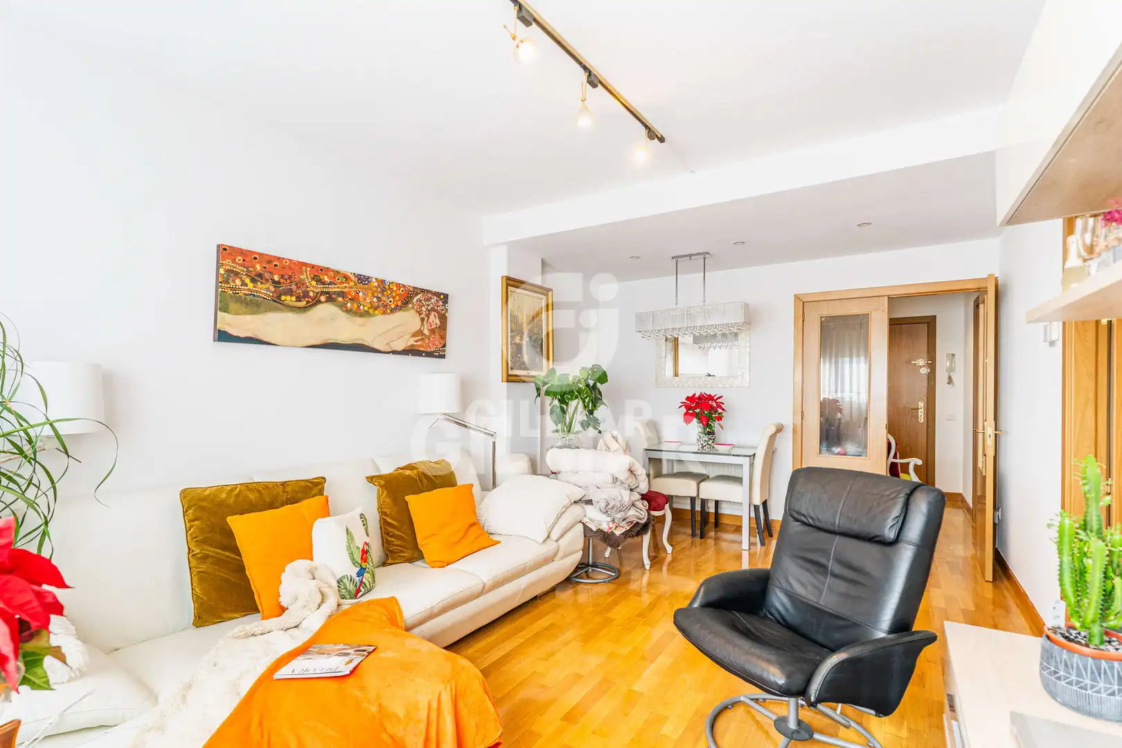 Vista exterior de Ático en venta en Parla con Calefacción, Jardín privado y Trastero