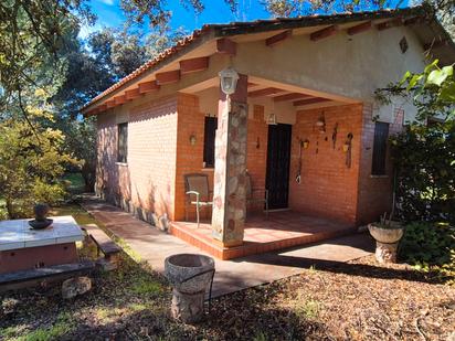 Exterior view of House or chalet for sale in Badajoz Capital  with Private garden, Terrace and Storage room