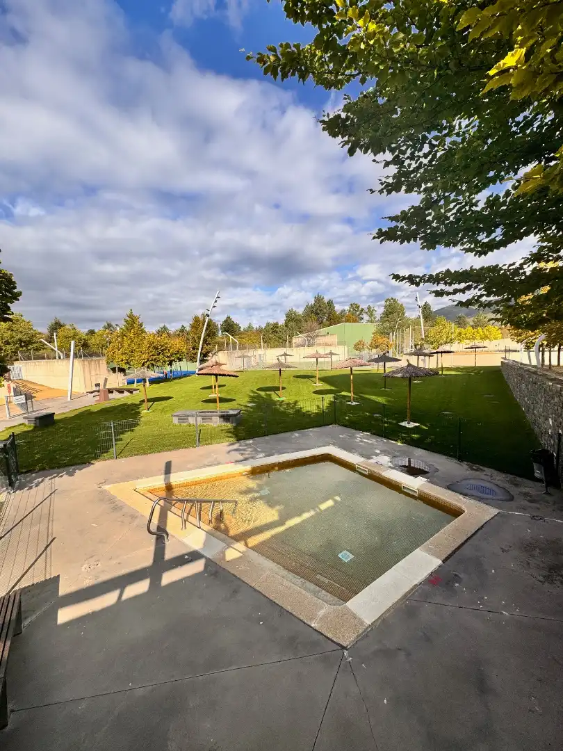 Piscina de Piso en venta en Sabiñánigo con Calefacción, Terraza y Trastero
