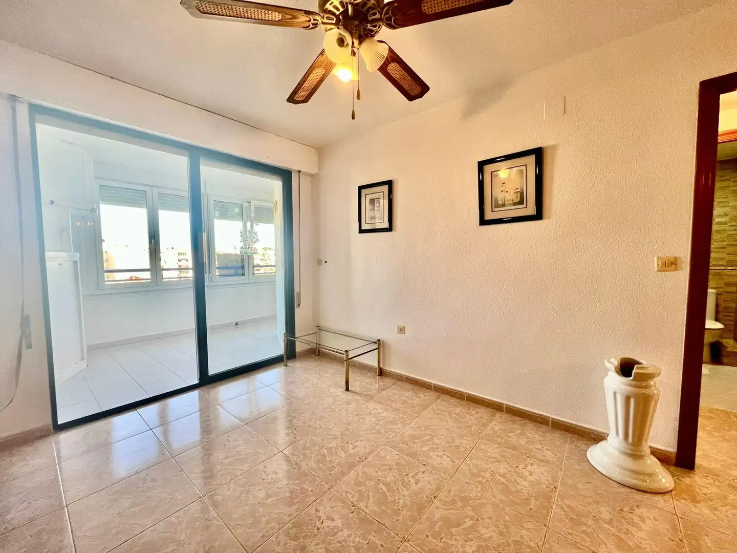 Sala de estar de Piso en venta en Torrevieja con Amueblado y Piscina comunitaria