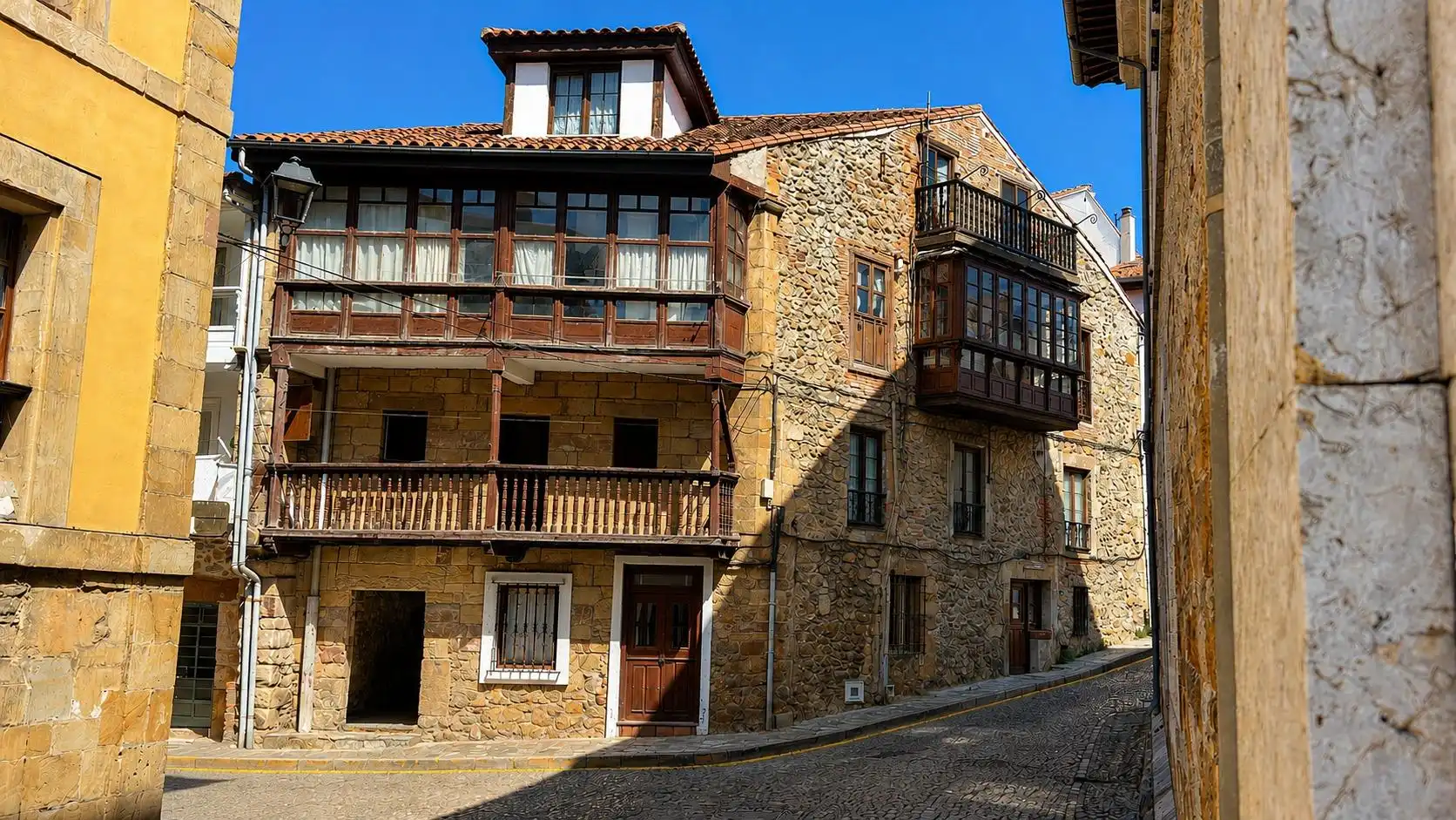 Vista exterior de Piso en venta en Comillas (Cantabria) con Calefacción y Balcón